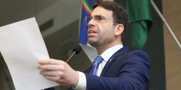 No dia do servidor publico, Eduardo Moura denuncia más condições de trabalho