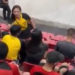 Mulher flagra traição em jogo de futebol e vai embora junto com amante do companheiro após discussão