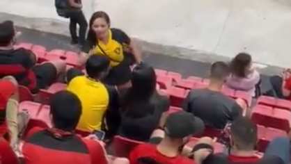 Mulher flagra traição em jogo de futebol e vai embora junto com amante do companheiro após discussão