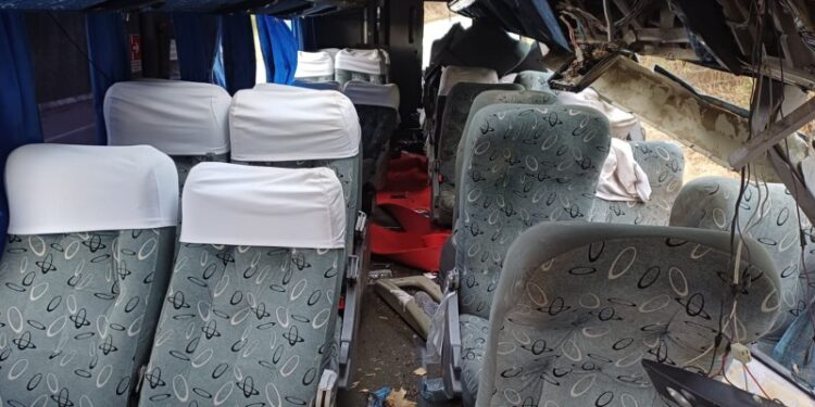 PRF realiza perícia técnica para apurar causas do acidente com ônibus na BR-423, em Saloá