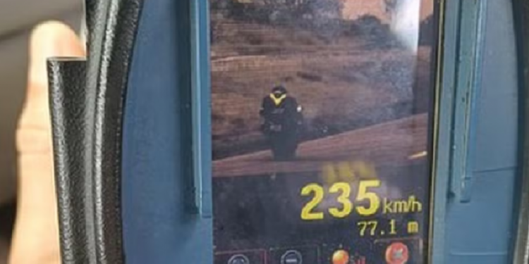 PRF flagra motociclista a 235 km/h na BR-232 no município de Sairé