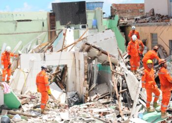 Prefeitura de Olinda faz nova vistoria  em área de explosão que matou 2 e feriu 10