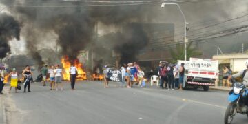 Protesto interdita Ponte do Janga, em Paulista