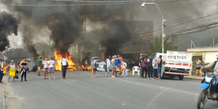 Protesto interdita Ponte do Janga, em Paulista
