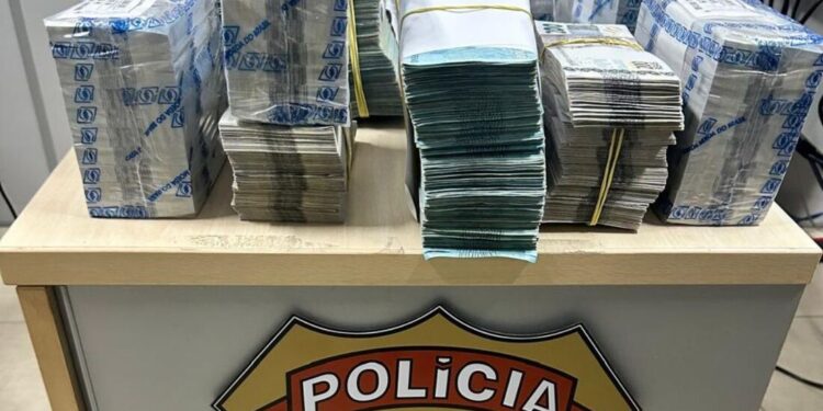 Dois homens são presos por lavagem de dinheiro após sacarem R$ 1,5 milhão de banco no Recife