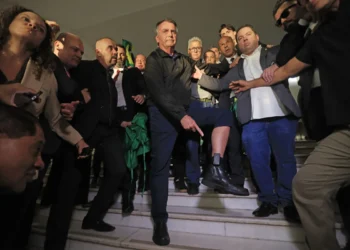 Tornozeleira tinha sinais de avaria e marcas de queimadura, diz relatório; Bolsonaro confessou uso de ferro de solda