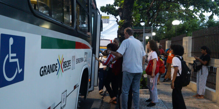 Grande Recife reforça linhas de ônibus devido a paralisação do Metrô do Recife