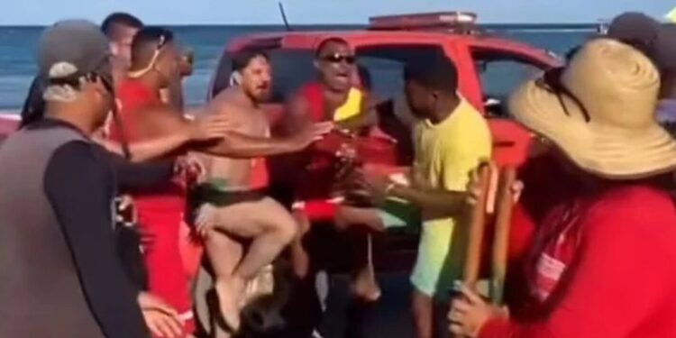 Barraca onde ocorreu a agressão ao casal de turistas é suspensa pela prefeitura