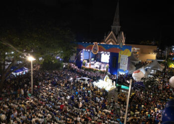Fiéis acompanham chegada da procissão de Nossa Senhora ao Morro da Conceição, no Recife