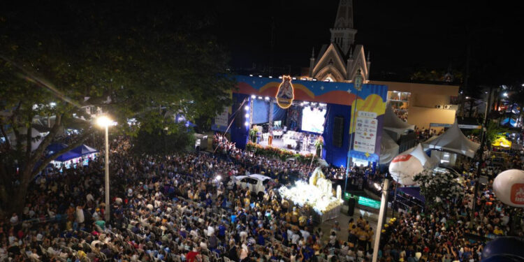 Fiéis acompanham chegada da procissão de Nossa Senhora ao Morro da Conceição, no Recife