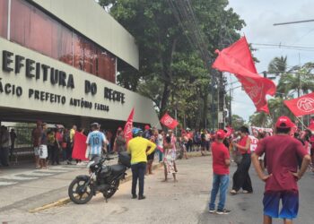 Movimento dos Trabalhadores Sem Teto realiza protesto em frente a Prefeitura do Recife