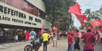 Movimento dos Trabalhadores Sem Teto realiza protesto em frente a Prefeitura do Recife