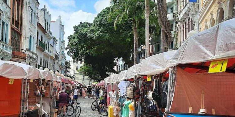 Solidariedade: Projeto Adote uma Vovó marca presença no Recife Antigo
