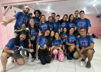 Cia Olhares de Dança e Teatro e um grande elenco apresentam o espetáculo “Espelho-Espelho-Meu” em sessão especial para crianças que nunca assistiram peça de teatro