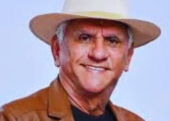 Petrúcio Amorim autografa violão que será sorteado em prol de crianças cardiopatas em vulnerabilidade social