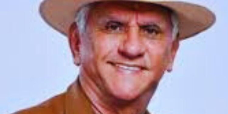 Petrúcio Amorim autografa violão que será sorteado em prol de crianças cardiopatas em vulnerabilidade social