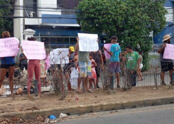 Protesto bloqueia a avenida Conde da Boa Vista