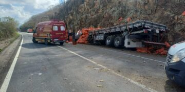 Acidente em Pombos envolvendo um caminhão deixa uma pessoa ferida