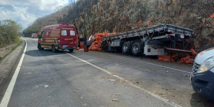 Acidente em Pombos envolvendo um caminhão deixa uma pessoa ferida