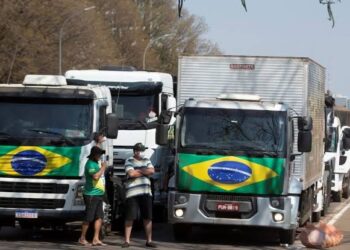 Caminhoneiros convocam paralisação nesta quinta (4)