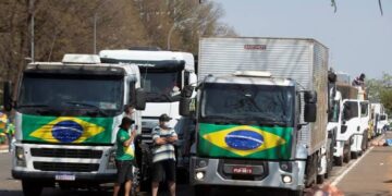 Caminhoneiros convocam paralisação nesta quinta (4)