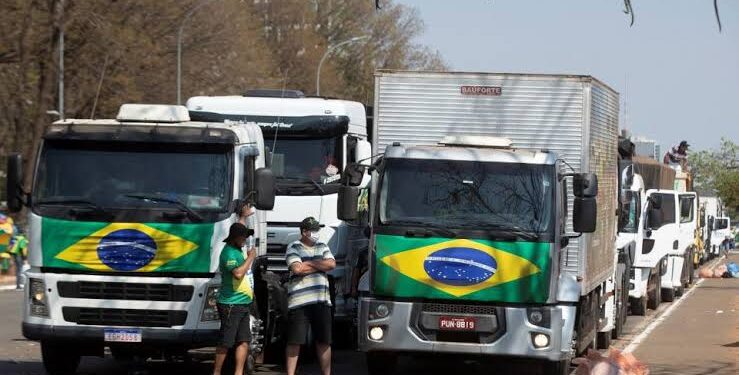 Caminhoneiros convocam paralisação nesta quinta (4)