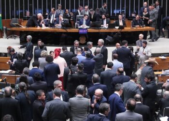 Câmara aprova texto-base do PL da Dosimetria e abre caminho para redução de penas de Bolsonaro e 8/1