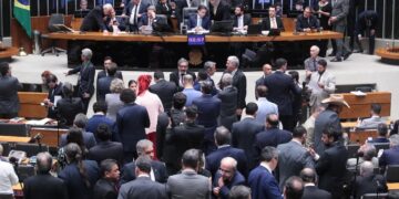 Câmara aprova texto-base do PL da Dosimetria e abre caminho para redução de penas de Bolsonaro e 8/1