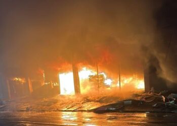 Incêndio destrói loja de variedades no Grande Recife