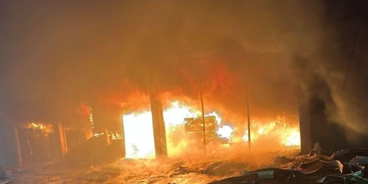 Incêndio destrói loja de variedades no Grande Recife