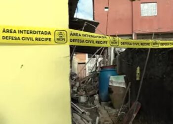 Explosão por vazamento de gás destrói casa e deixa idosa ferida na Zona Norte do Recife