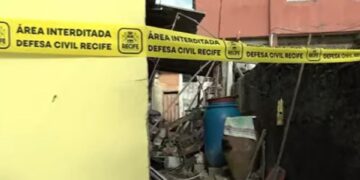 Explosão por vazamento de gás destrói casa e deixa idosa ferida na Zona Norte do Recife