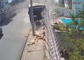 Tentativa de assalto em ônibus provoca acidente em Boa Viagem