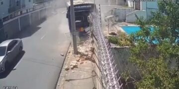 Tentativa de assalto em ônibus provoca acidente em Boa Viagem