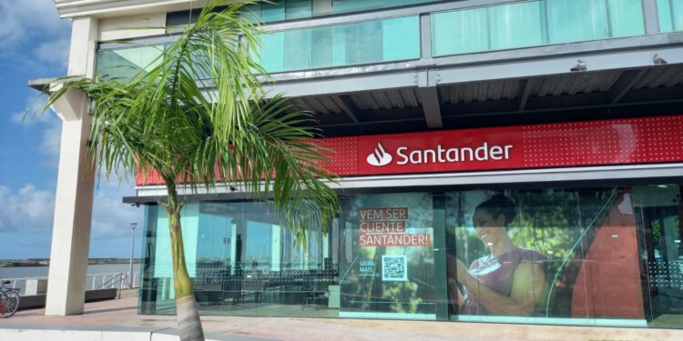 Santander abre vagas em Pernambuco para especialistas em seguros e consórcio com salário a partir de R$ 7,3 mil