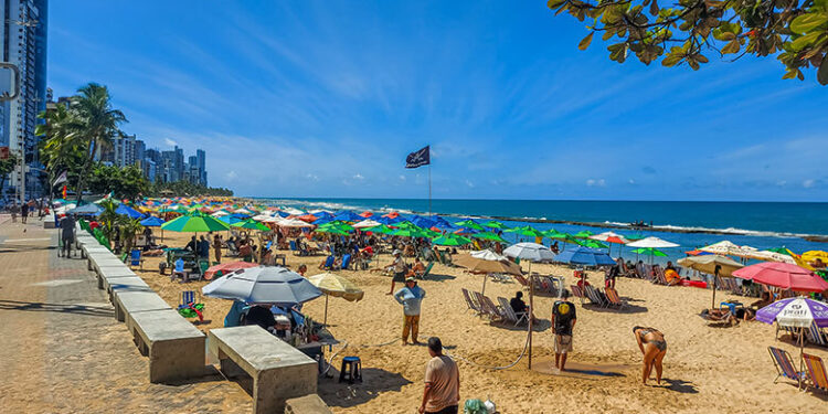 Procon Recife realiza ação para fiscalizar barraqueiros nas praias do Recife
