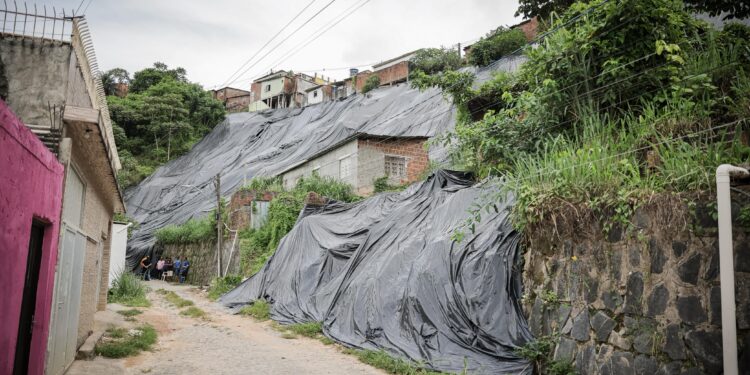 Novas contenções de encosta vão beneficiar 5 mil pessoas em Dois Unidos