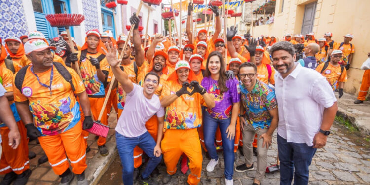 Bloco Vassourão anima e limpa as ladeiras do Sítio Histórico de Olinda
