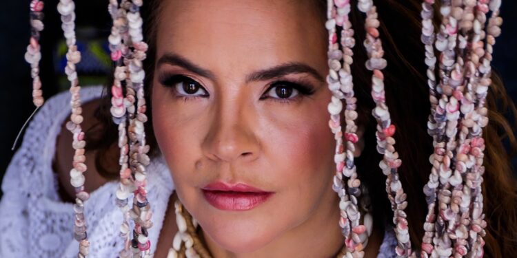 Karynna Spinelli leva o show “Bendito Samba” ao Marco Zero, Olinda e outros polos do Carnaval