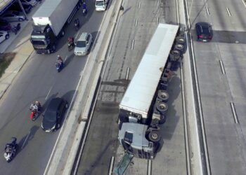 Carreta tomba na BR-232, no Curado