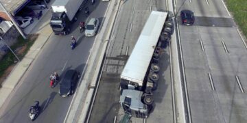 Carreta tomba na BR-232, no Curado