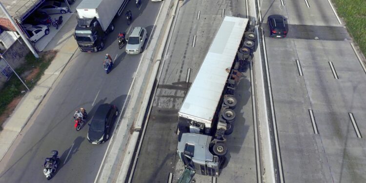 Carreta tomba na BR-232, no Curado