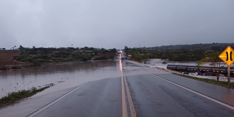 Fortes chuvas no Agreste e no Sertão causam transtornos em diferentes cidades