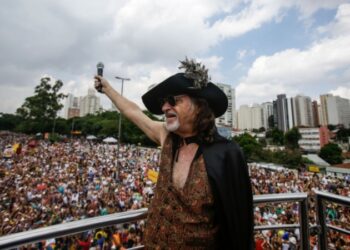 Alceu Valença arrasta multidão com bloco ‘Bicho Maluco Beleza’ no Recife