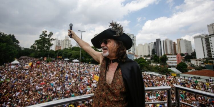 Alceu Valença arrasta multidão com bloco ‘Bicho Maluco Beleza’ no Recife