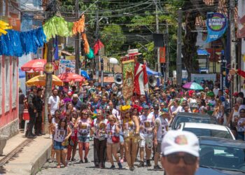 Sindicato dos Professores de Olinda estreia boneca da professora Antonieta de Barros no Carnaval 2026