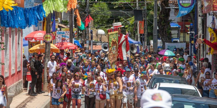 Sindicato dos Professores de Olinda estreia boneca da professora Antonieta de Barros no Carnaval 2026