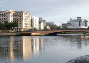 Montagem do Galo Gigante interdita Ponte Duarte Coelho e muda trajeto de 120 linhas de ônibus