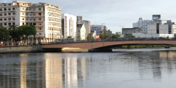 Montagem do Galo Gigante interdita Ponte Duarte Coelho e muda trajeto de 120 linhas de ônibus