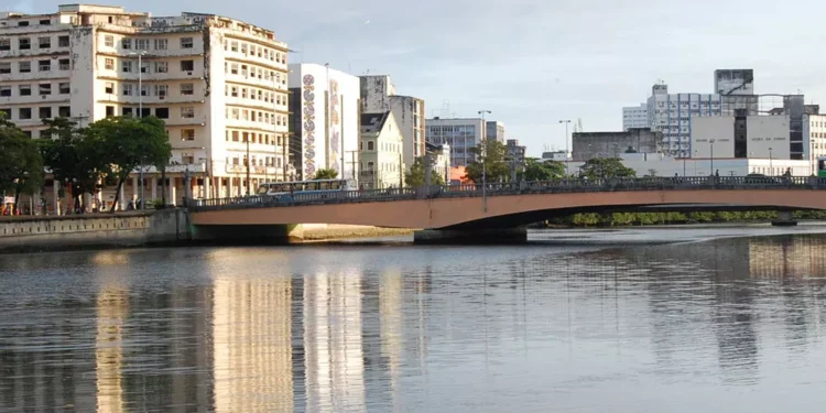 Montagem do Galo Gigante interdita Ponte Duarte Coelho e muda trajeto de 120 linhas de ônibus